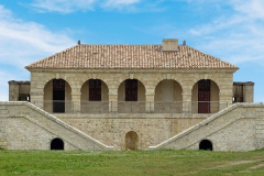 Photo-4-_-FORT-MEDOC-Corps-de-Garde-a-la-Mer-©Mairie-de-Cussac-Fort-Medoc-ciel-bleu